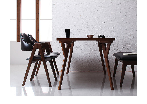 テーブル・レザーチェアの木脚に斜めカットを用いたデザイナーズ・北欧